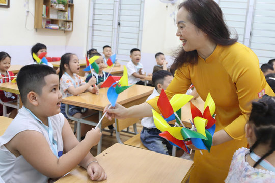 Học sinh lớp 1 háo hức ngày đầu đến trường