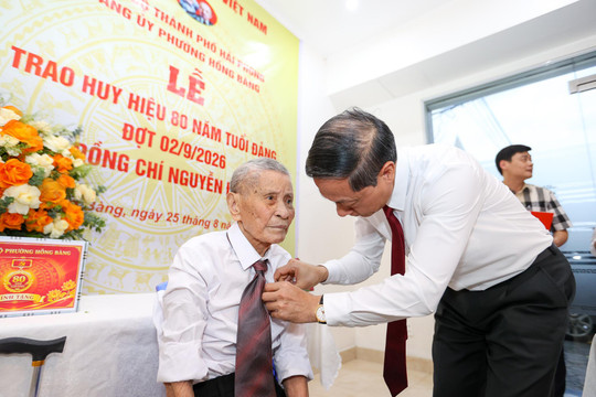 Phó Bí thư Thường trực Thành ủy Đỗ Mạnh Hiến trao Huy hiệu 80 năm tuổi Đảng tặng các đảng viên lão thành