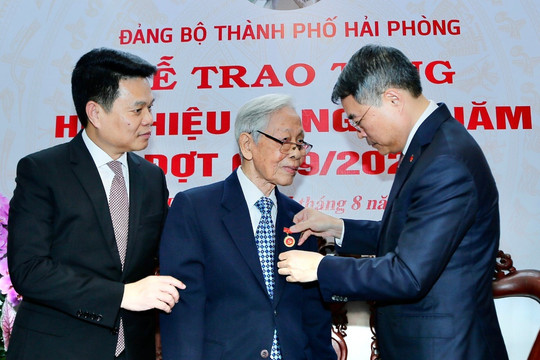 Prime Minister Le Minh Hung presents Party badges to veteran Party members in Hai Phong