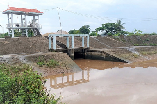 Khơi thông, làm sạch nguồn nước sau bão số 4