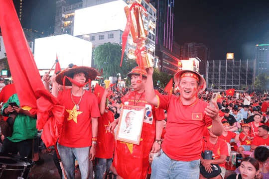 Rực sắc đỏ trong đêm tuyển Việt Nam vô địch ASEAN Cup 2026