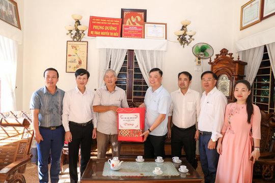 Kiến Hải dâng hương tại Khu di tích lịch sử cách mạng Đầm Bầu, tri ân gia đình chính sách