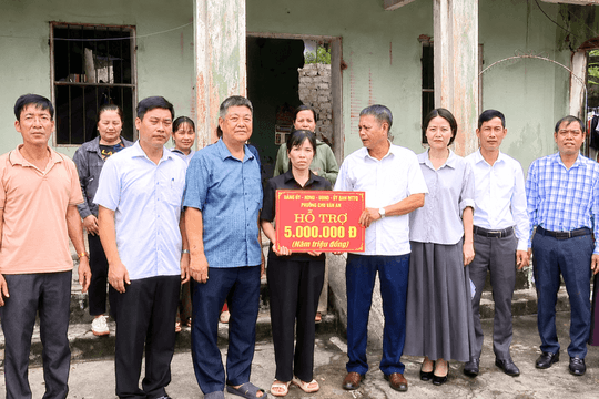 Phường Chu Văn An thăm, hỗ trợ gia đình bị sập nhà do bão số 4