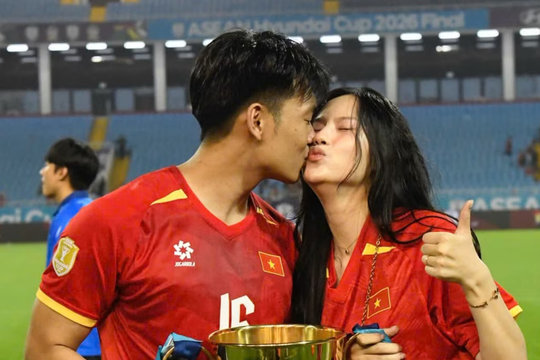 Dàn sao Việt Nam 'khoe' cúp vàng, hạnh phúc bên vợ con tại Mỹ Đình