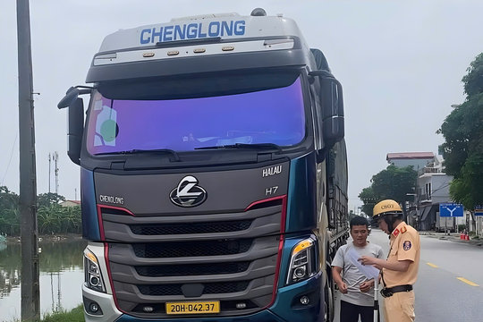 Xử lý 122 trường hợp xe kinh doanh vận tải vi phạm ngay ngày đầu kiểm tra