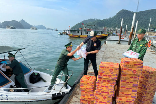 Đồn Biên phòng Cát Bà huy động hơn 60 triệu đồng hỗ trợ người dân vùng ngập lụt Gia Luận