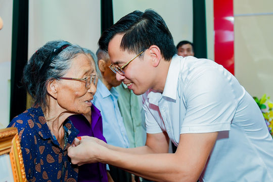 Bắc An Phụ trao tặng Huy hiệu Đảng cho 74 đảng viên