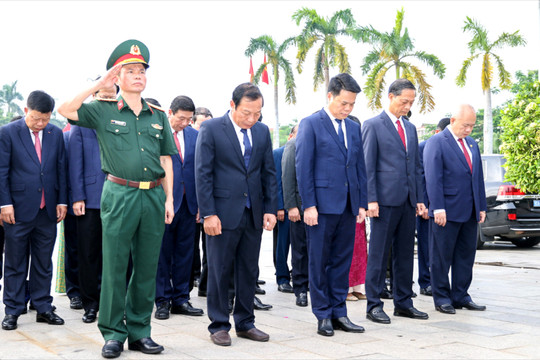 Các đồng chí lãnh đạo thành phố dâng hương tưởng niệm đồng chí Nguyễn Đức Cảnh