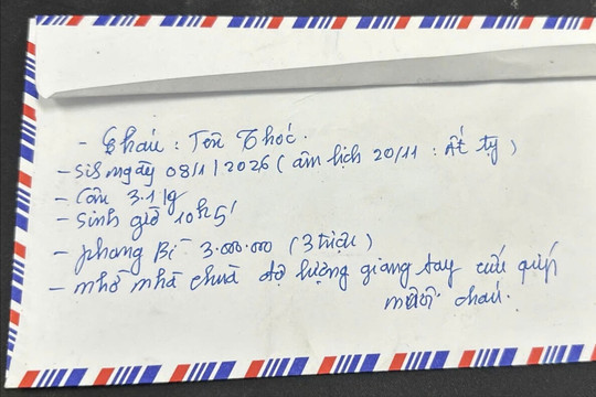 Bé trai bị bỏ rơi trước cổng chùa cùng 3 triệu đồng và lời nhắn