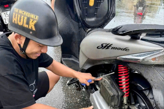 Thầm lặng trao sẻ chia mùa mưa bão