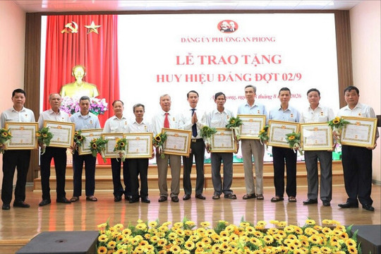 An Phong trao Huy hiệu Đảng, ghi nhận những cống hiến của đảng viên
