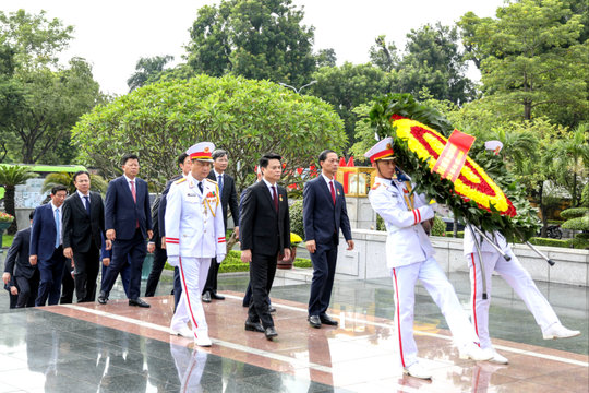 Lãnh đạo thành phố Hải Phòng viếng Lăng Chủ tịch Hồ Chí Minh nhân dịp Quốc khánh