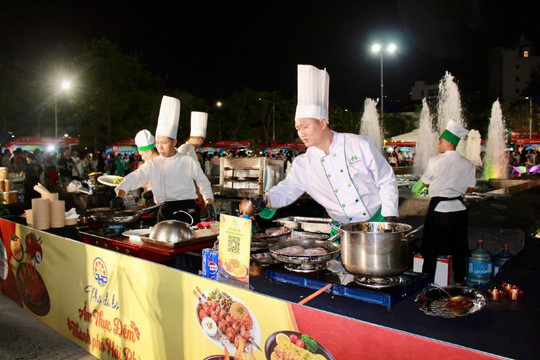 Hơn 16.000 người tham dự Phố đi bộ - ẩm thực đêm Hải Phòng