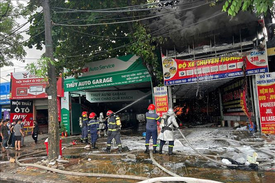 Cháy gara ô tô trên đường Lê Quang Đạo, Hà Nội