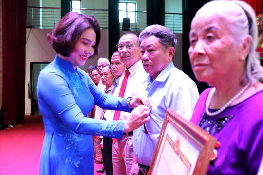 341 đảng viên phường An Dương đón nhận Huy hiệu Đảng dịp Quốc khánh