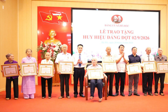 104 đảng viên ở xã Hà Bắc được trao tặng Huy hiệu Đảng