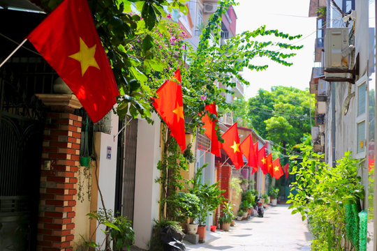 Nhà tôi có treo một lá cờ...