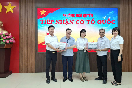 Phường Ngô Quyền tiếp nhận 1.530 cờ Tổ quốc hưởng ứng chương trình 'Mỗi lá cờ - Triệu trái tim'