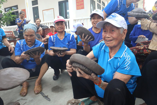 Những 'nữ pháo thủ' tóc bạc trên sới pháo Tân Nghĩa