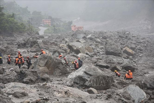 Hơn 900 người có thể đang mắc kẹt trong các hầm thủy điện Nepal