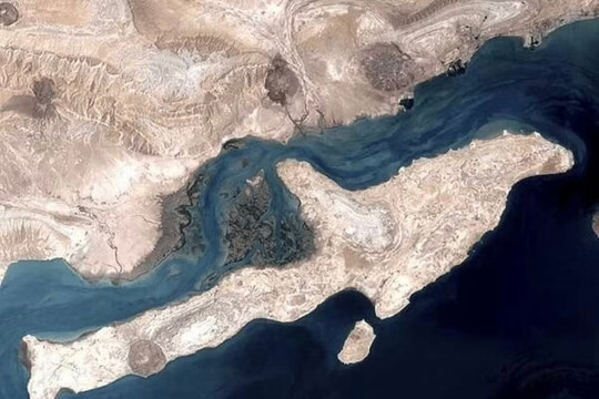 Mỹ tấn công bệ phóng của Iran gần eo biển Hormuz