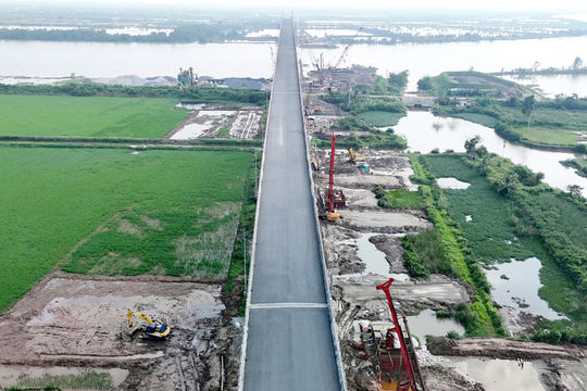 Construction continues through holiday on Hai Phong's key projects