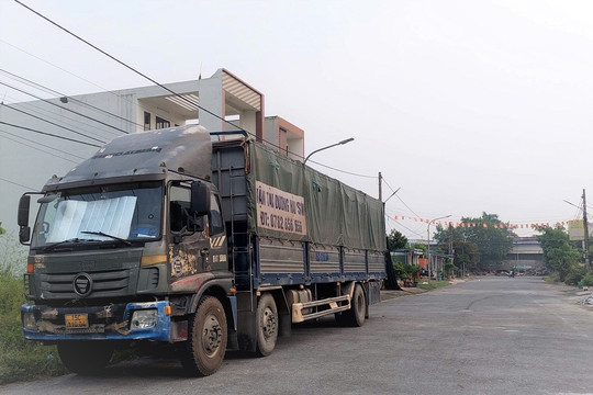 Xe tải, xe chở container đỗ tùy tiện trong khu dân cư Hòa Bình
