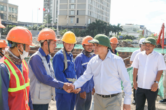 Hai Phong Party chief encourages workers at key transport projects