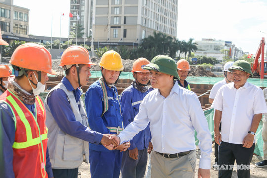 Bí thư Thành ủy Lê Ngọc Châu động viên người lao động tại các công trình giao thông trọng điểm