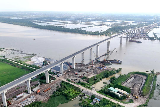 'Vượt nắng, thắng mưa', giữ an toàn thi công trên công trường