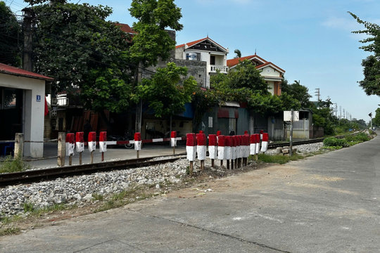 Đóng lối đi tự mở qua đường sắt tại phường Thành Đông