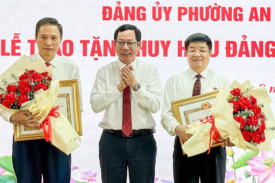 Trao Huy hiệu Đảng đợt 2/9 tại nhiều địa phương ở Hải Phòng