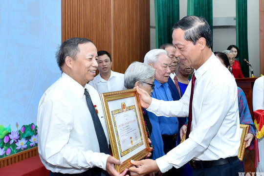 Đồng chí Đỗ Mạnh Hiến trao Huy hiệu Đảng tại phường Hồng Bàng