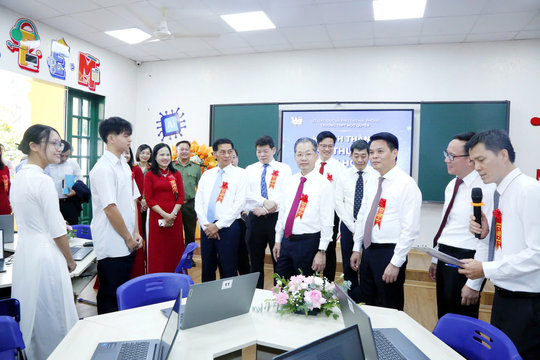 Chánh án Tòa án Nhân dân tối cao Nguyễn Văn Quảng dự Lễ khai giảng tại Trường THPT Ngô Quyền