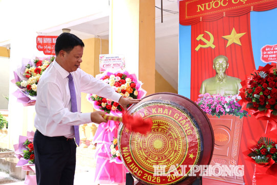 Phó Chủ tịch UBND thành phố Lê Trung Kiên dự lễ khai giảng tại Trường THCS An Thành