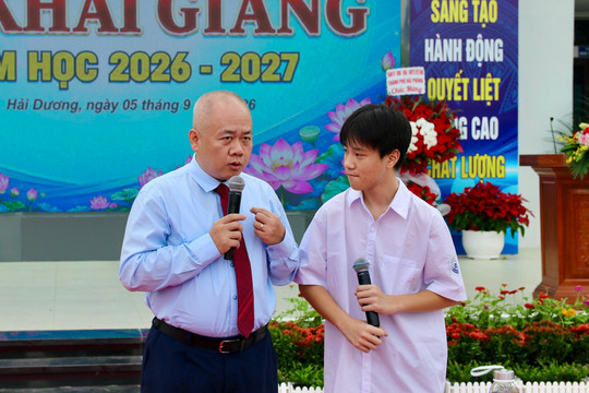 Chủ tịch UBND thành phố Đỗ Thành Trung dự Lễ khai giảng năm học mới tại Trường THPT Nguyễn Văn Cừ