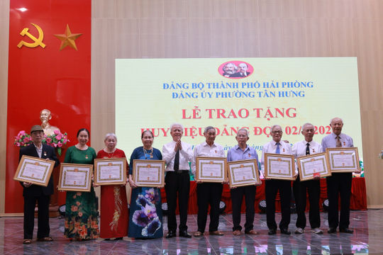 Trao Huy hiệu Đảng cho các đảng viên cao tuổi