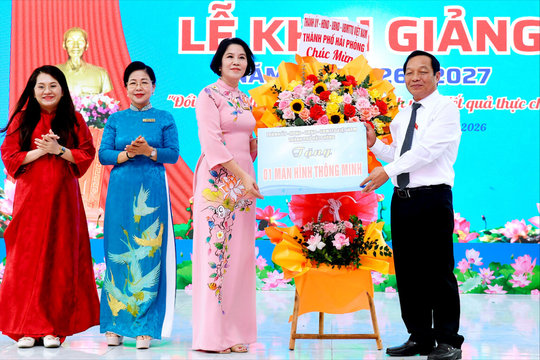 Đồng chí Lê Văn Hiệu dự Lễ khai giảng cùng 1.800 học sinh Trường THCS Võ Thị Sáu