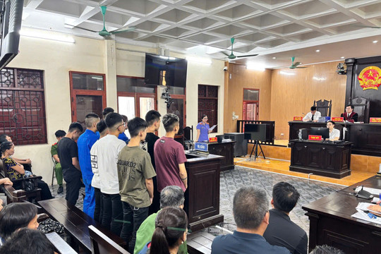 Tụ tập, lạng lách, mang hung khí, 11 bị cáo trẻ lĩnh án