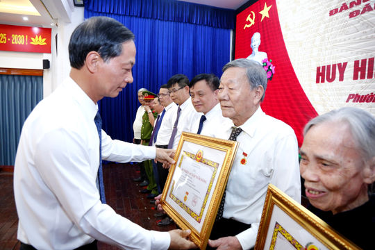 Đồng chí Phó Bí thư Thường trực Thành ủy Đỗ Mạnh Hiến trao Huy hiệu Đảng cho các đảng viên ở phường Lê Chân