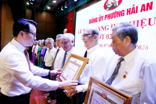 627 đảng viên phường Hải An được trao tặng Huy hiệu Đảng