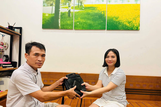 Cô giáo Trường Tiểu học Chí Minh trao trả 35 triệu đồng cho người đánh rơi