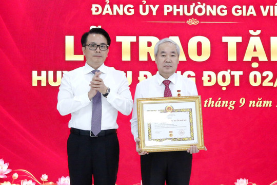 Hơn 1.300 đảng viên ở Gia Viên, Hải Dương, An Hải, Chí Minh được nhận Huy hiệu Đảng