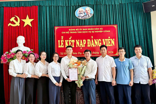 Đảng bộ xã Khúc Thừa Dụ hoàn thành chỉ tiêu kết nạp Đảng năm 2026