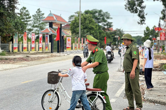 An toàn từ cổng trường, bắt đầu từ ý thức người lớn