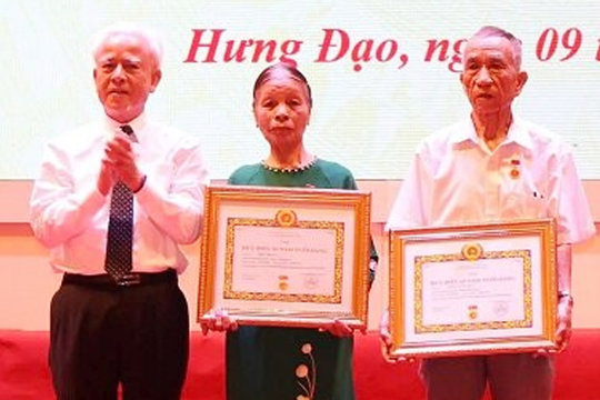 218 đảng viên phường Hưng Đạo và xã Kiến Hưng nhận Huy hiệu Đảng