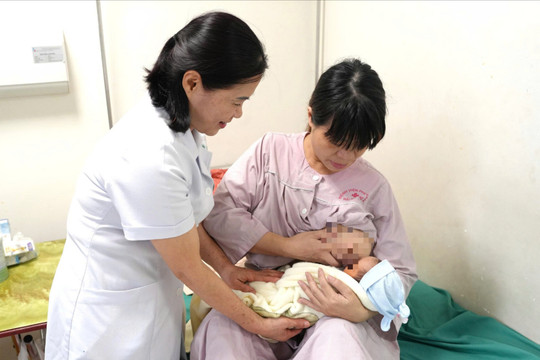 Lấp khoảng trống nuôi con bằng sữa mẹ