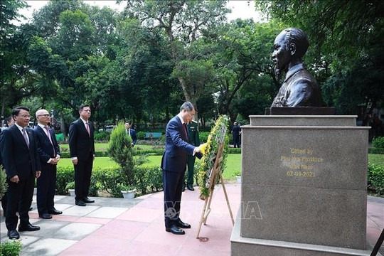 Thủ tướng dâng hương tại tượng Bác Hồ ở New Delhi