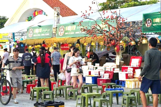 Hàng nghìn người hòa vào không gian ẩm thực 3 miền ở Đồ Sơn