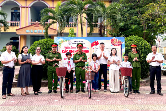 Công an xã Yết Kiêu trao xe đạp tặng học sinh khó khăn
